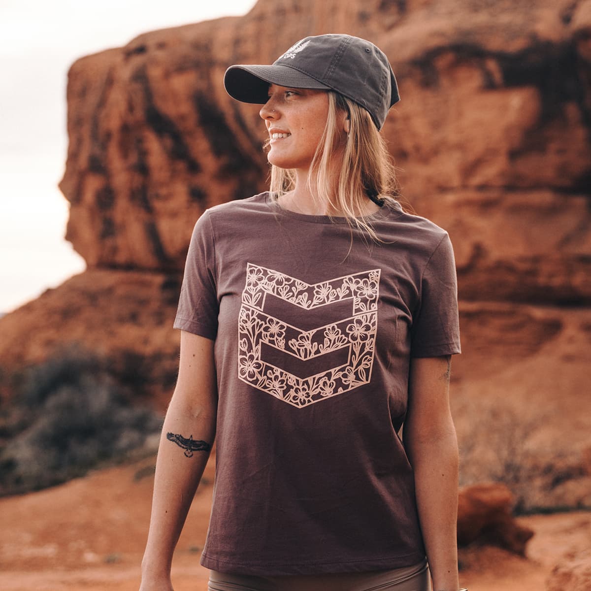 WOMEN'S FLORAL ICON TEE